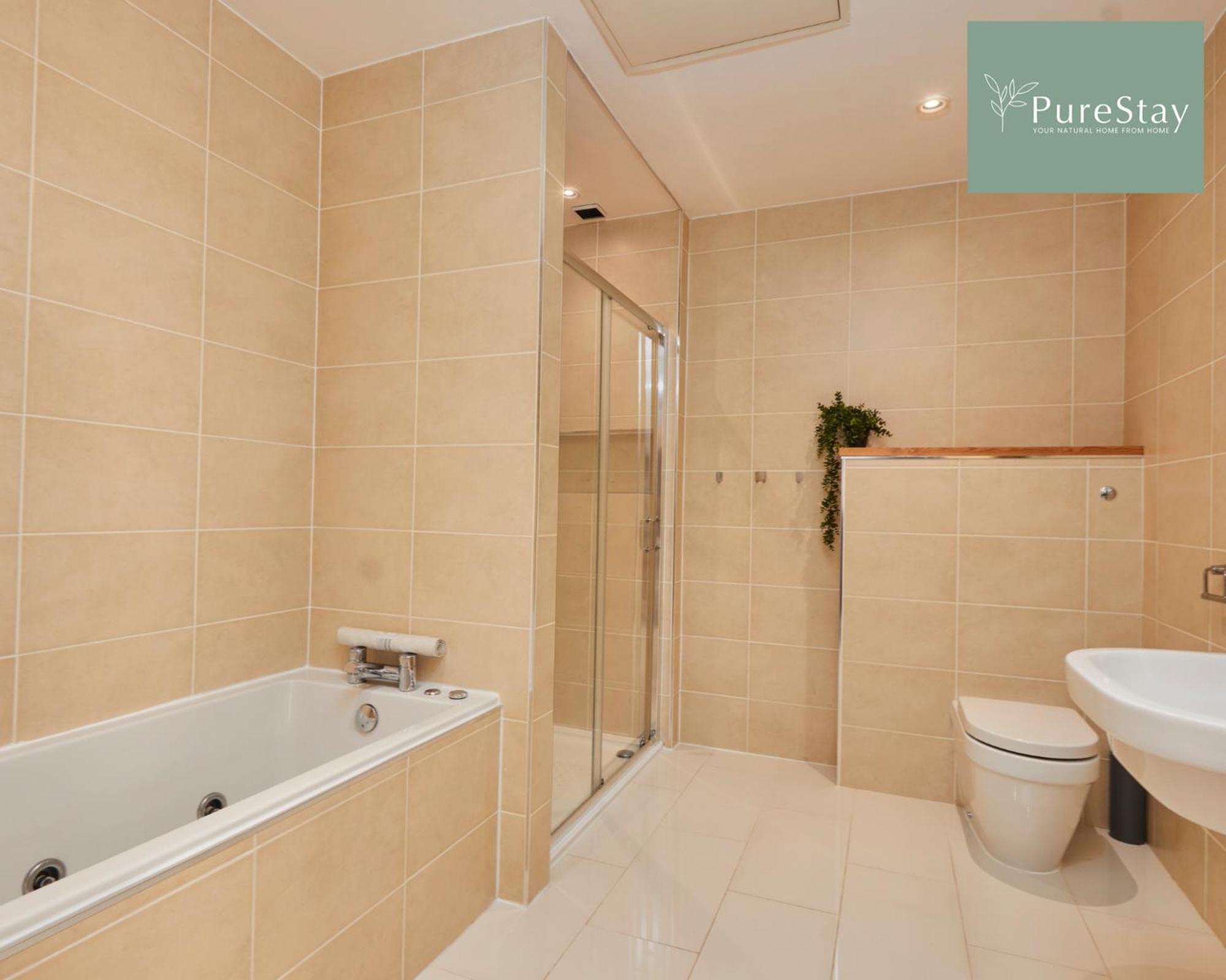 Superb House Manchester Near Etihad With Free Parking Sleeps 8 المظهر الخارجي الصورة